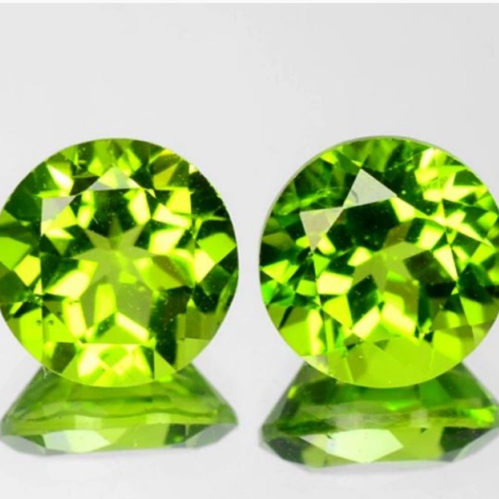 BEAUTIFUL 2.66 Carats Natural Parrot Green Peridot Round Pair